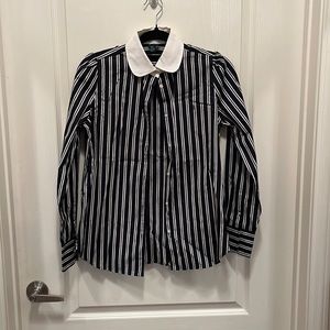 Professional and classic fitted button up.